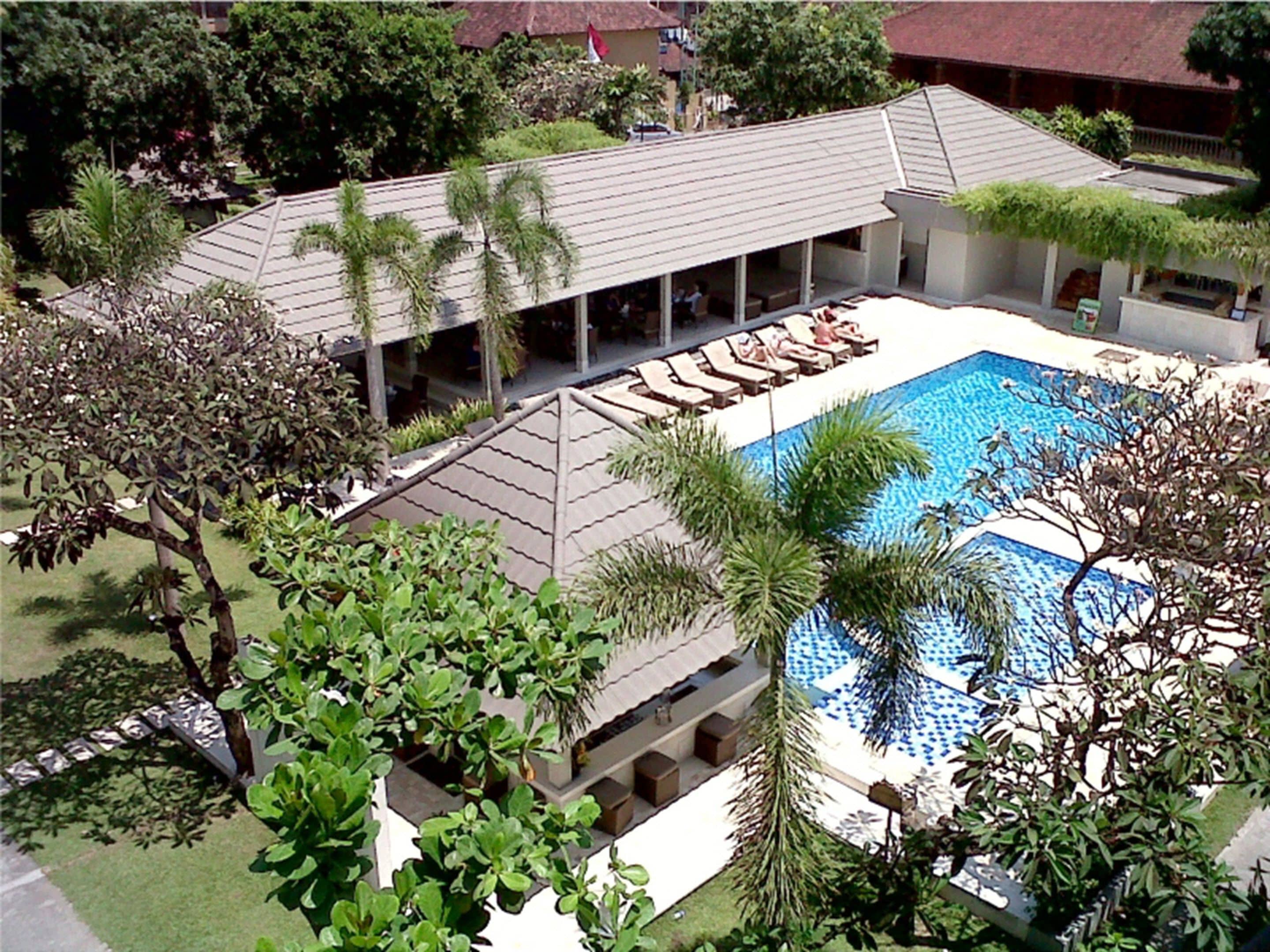 Hồ bơi ngoài trời, dù/ô trên bãi biển/hồ bơi, ghế dài tắm nắng 