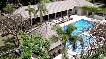 Hồ bơi ngoài trời, dù/ô trên bãi biển/hồ bơi, ghế dài tắm nắng