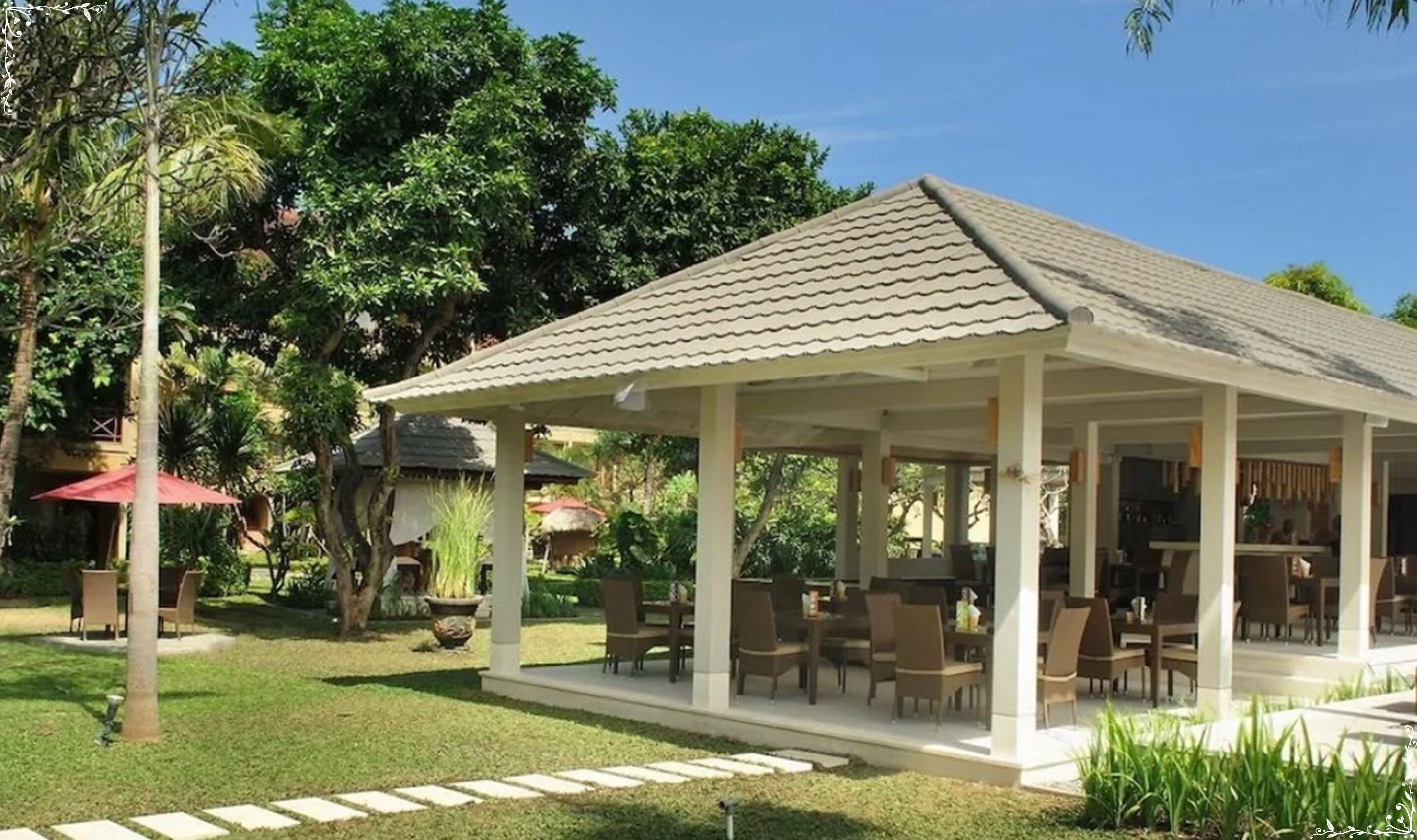 Frokost og lunsj serveres, internasjonale retter, utsikt mot bassenget 