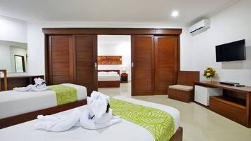 Family Room | Desk, blackout curtains, free cots/infant beds, rollaway beds