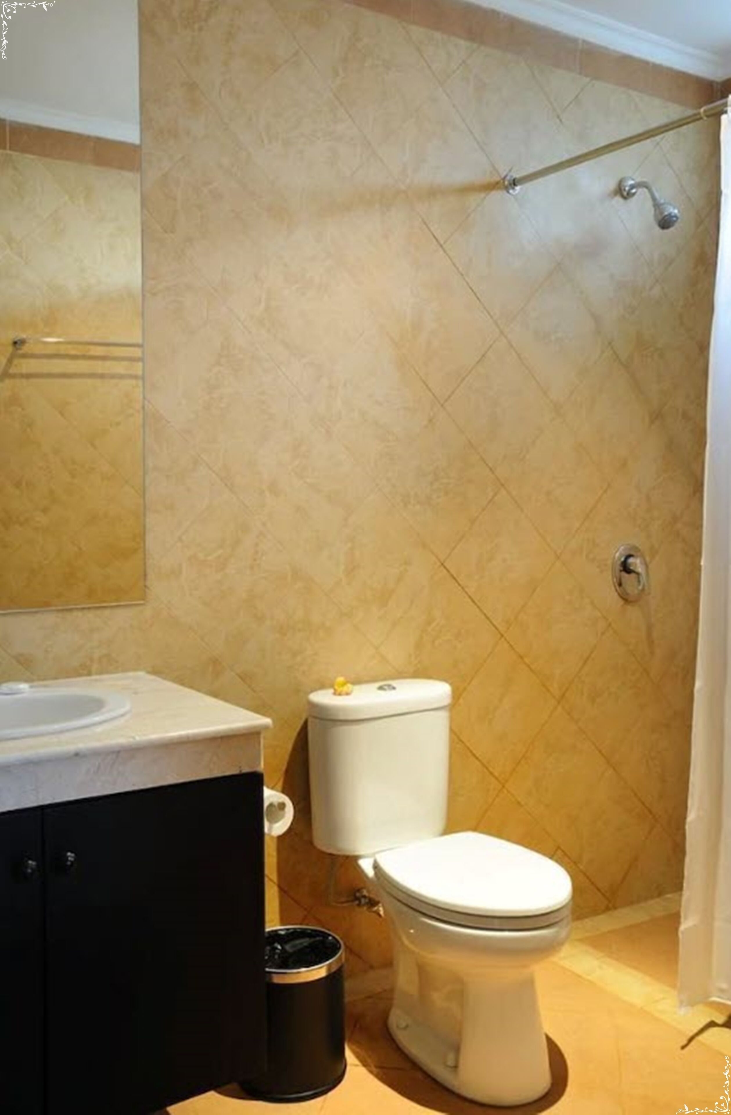 Kylpyhuone, jossa on wc, pesuallas ja suihkutila.
