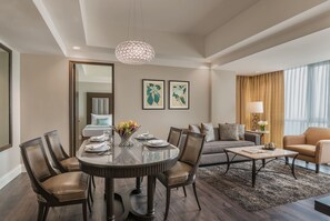 Lägenhet Deluxe - 2 sovrum - kök | Värdeförvaringsskåp på rummet, mörkläggningsgardiner och ljudisolering