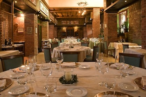 Breakfast served, Italian cuisine, pool views