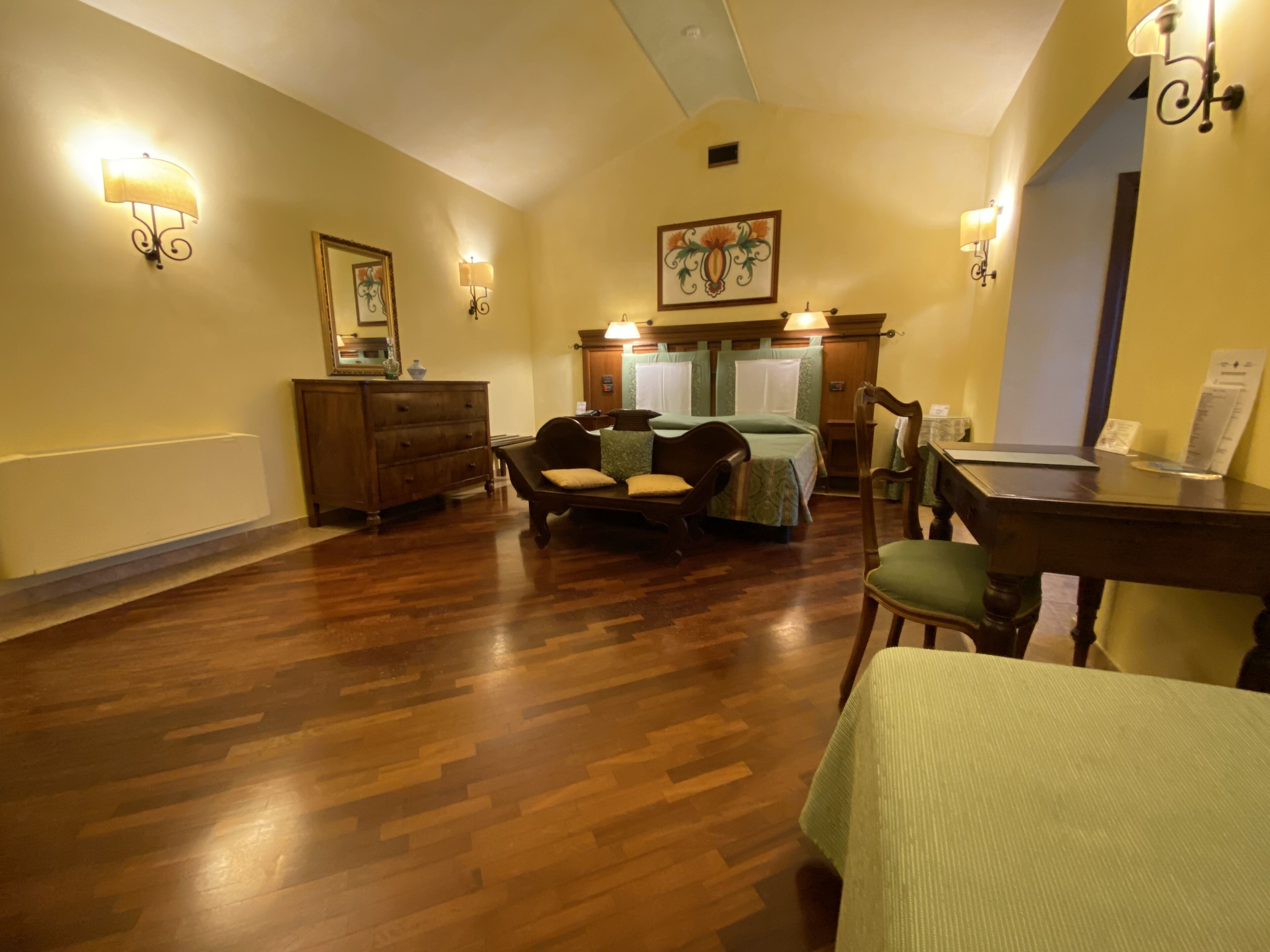 Camera Deluxe, non fumatori, vista piscina | Minibar, una cassaforte in camera, una scrivania, tende oscuranti