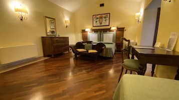 Camera Deluxe, non fumatori, vista piscina | Minibar, una cassaforte in camera, una scrivania, tende oscuranti