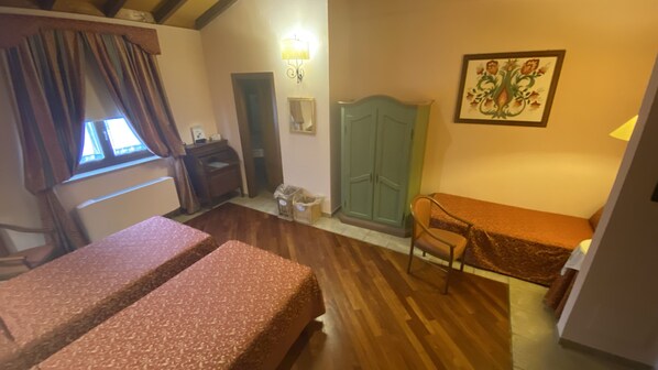 A room with two beds, a wardrobe, a desk, and a chair. - Relais Santa Anastasia (Castelbuono)
