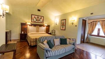 Suite Junior | Minibar, una cassaforte in camera, una scrivania, tende oscuranti