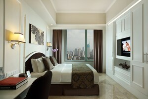 Premium bedding, in-room safe, desk, blackout drapes