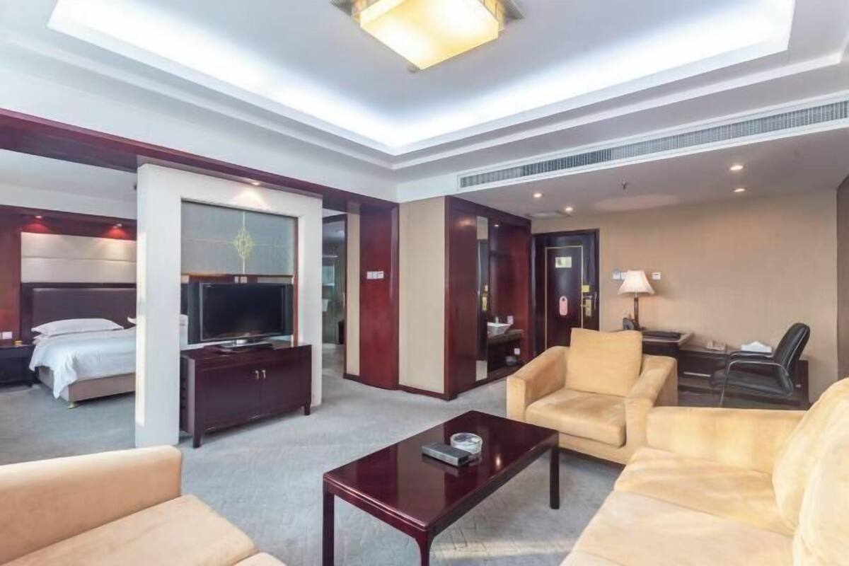 Minibar, in-room safe, alarm clocks
