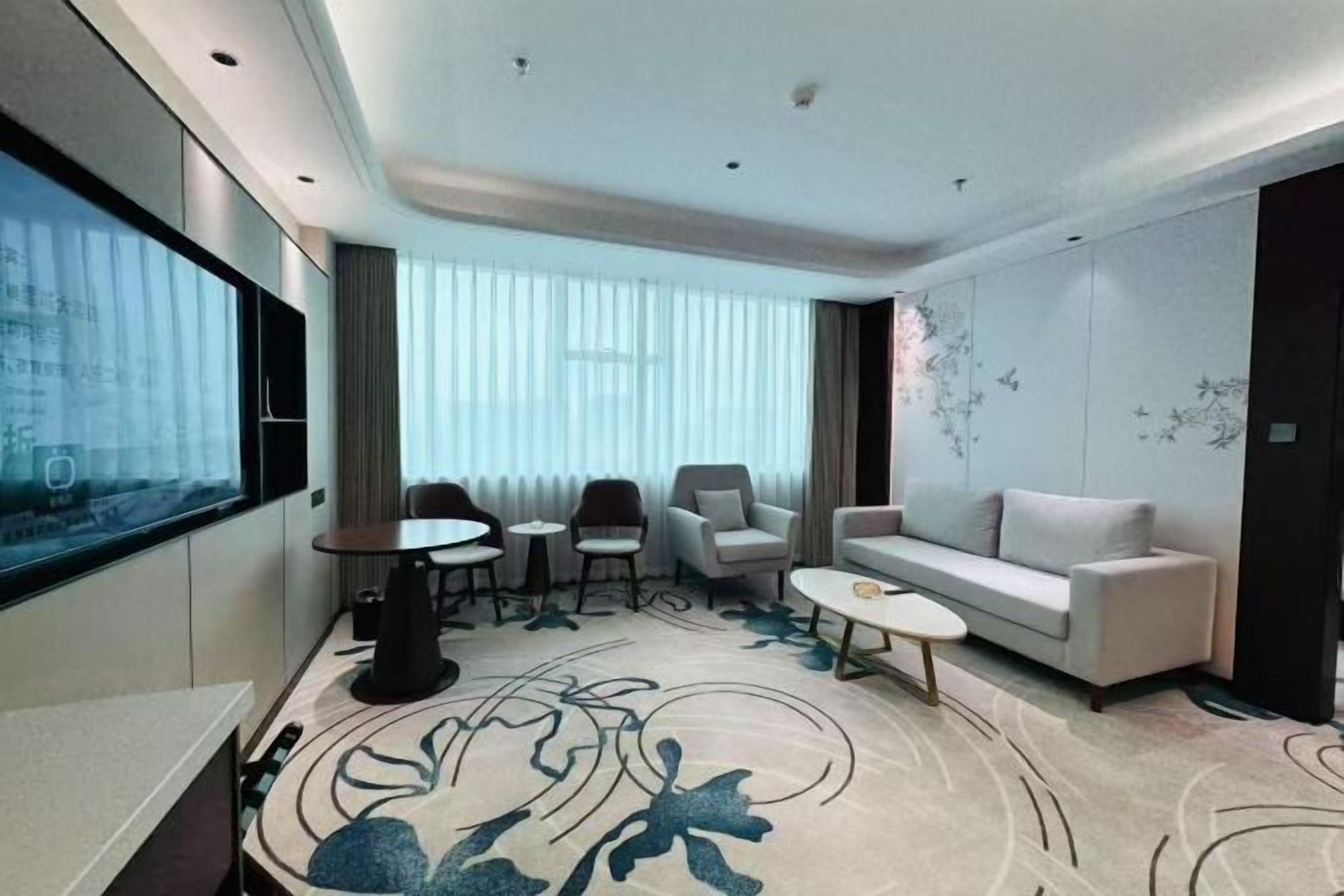 Minibar, in-room safe, alarm clocks