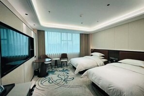 Minibar, caja de seguridad en la habitación y despertador 