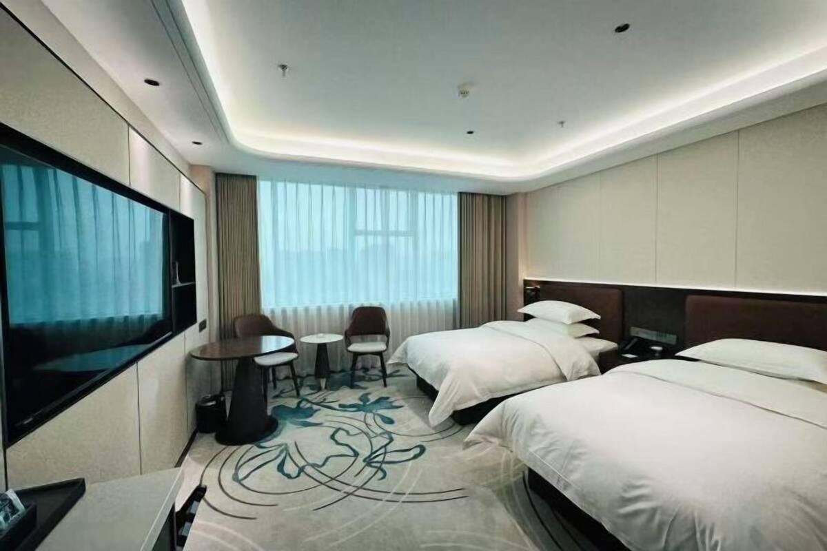 Minibar, in-room safe, alarm clocks