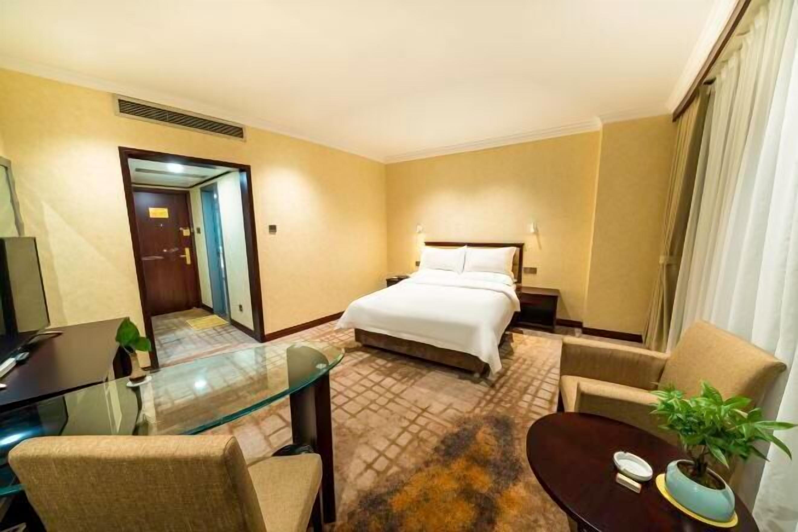 Minibar, in-room safe, alarm clocks