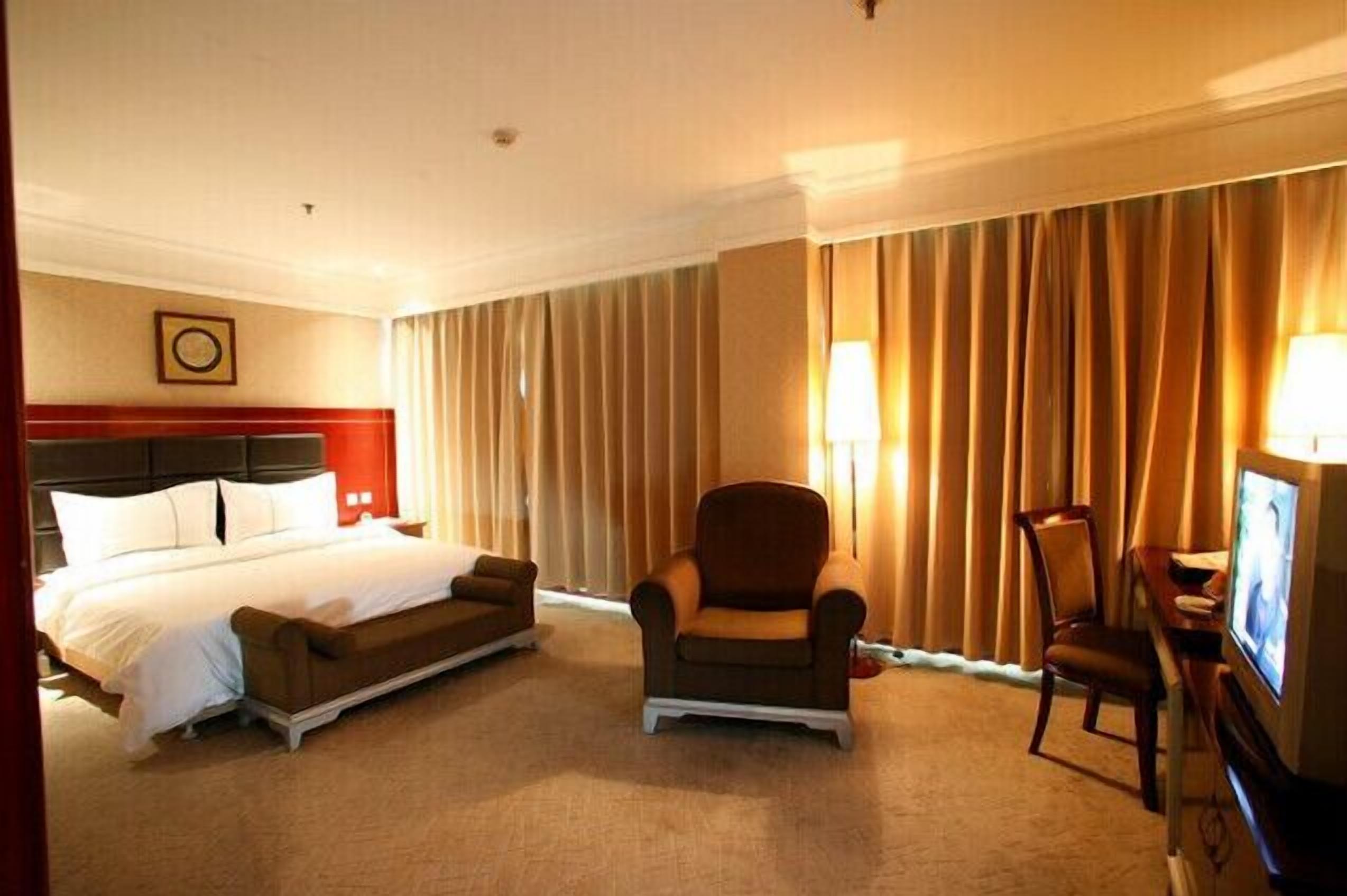 Minibar, in-room safe, alarm clocks