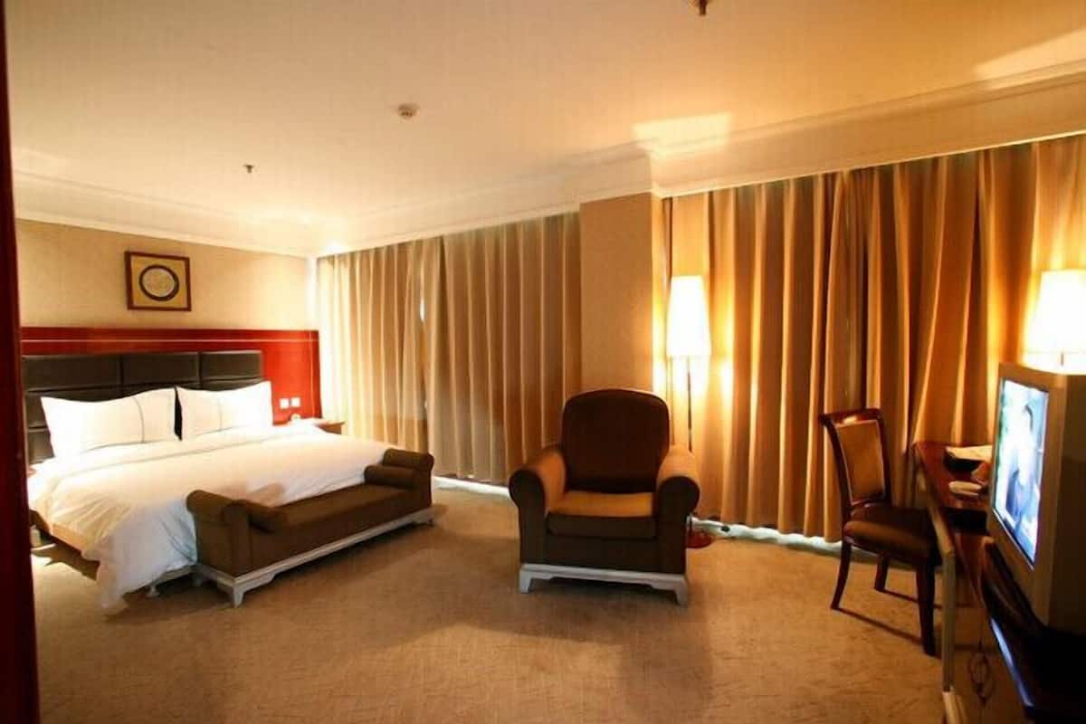 Minibar, in-room safe, alarm clocks