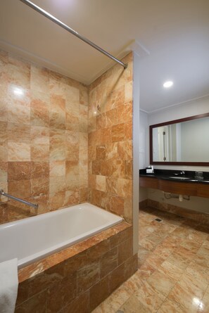 Apartamento luxo, 2 quartos, cozinha | Banheiro | Chuveiro, produtos de toalete grátis, secador de cabelo, chinelos