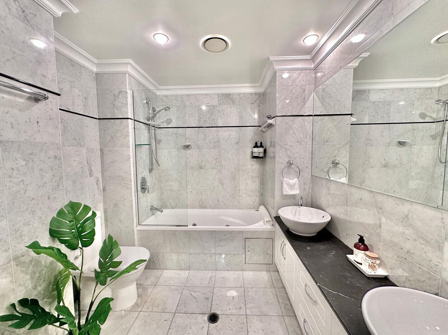 Luxury Sub-Penthouse | 욕실 | 샤워 시설, 무료 세면용품, 헤어드라이어, 타월