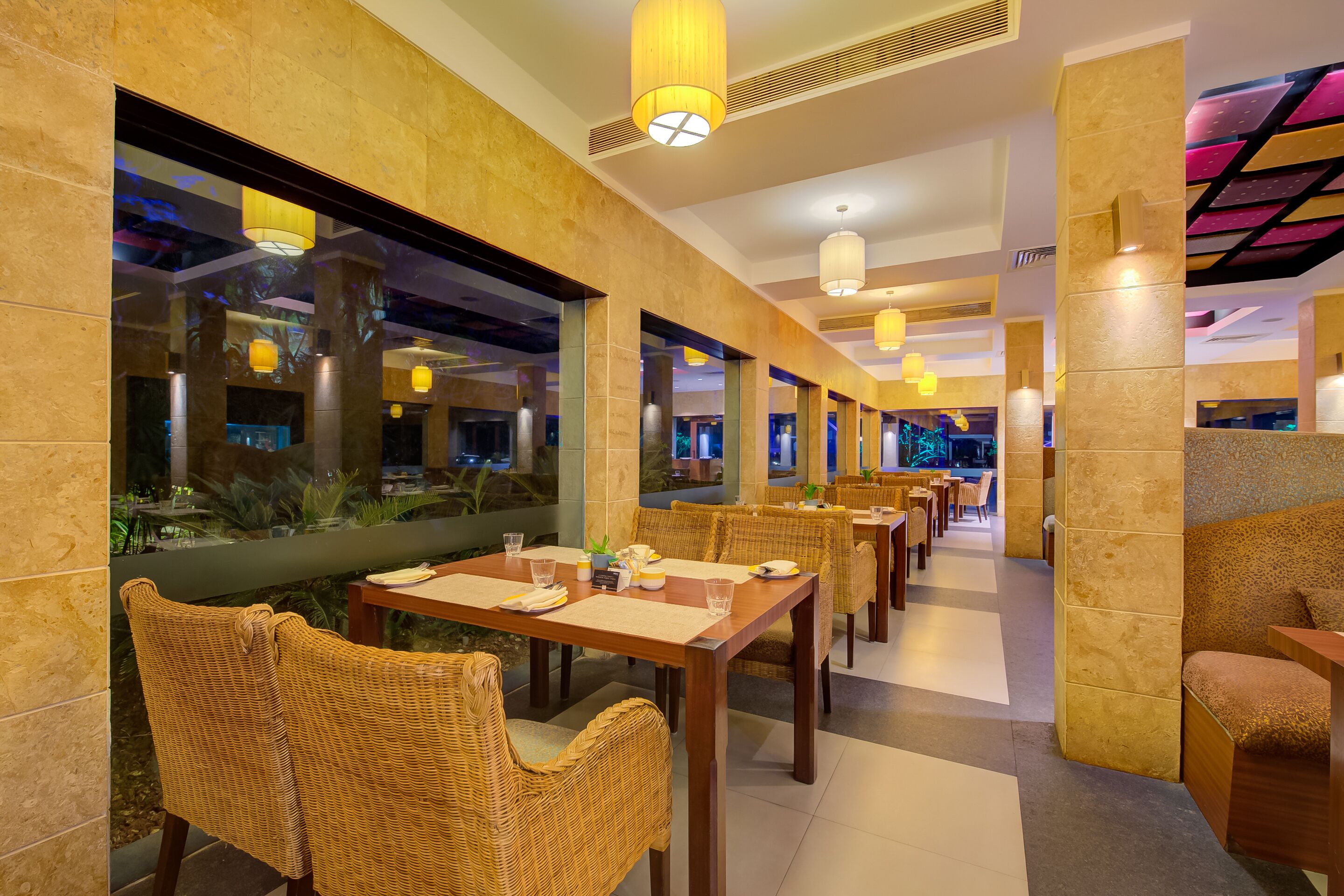 2 restaurants, breakfast served