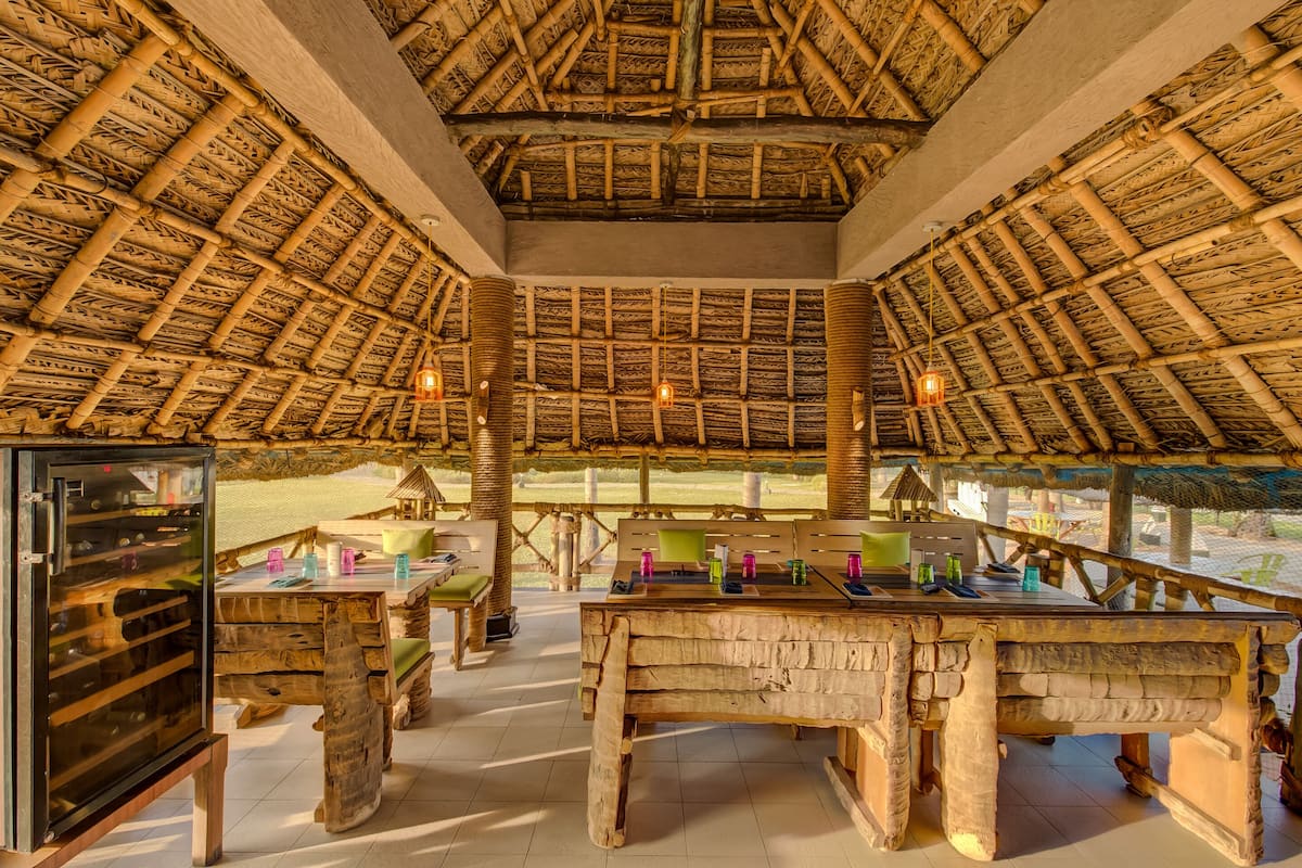 2 restaurants, breakfast served