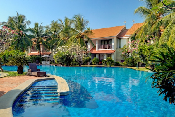 AuĂenpool, Sonnenschirme, LiegestĂŒhle