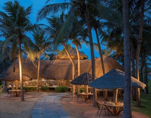 2 restaurants, breakfast served - Radisson Blu Resort Temple Bay Mamallapuram (Tirukalukundram)