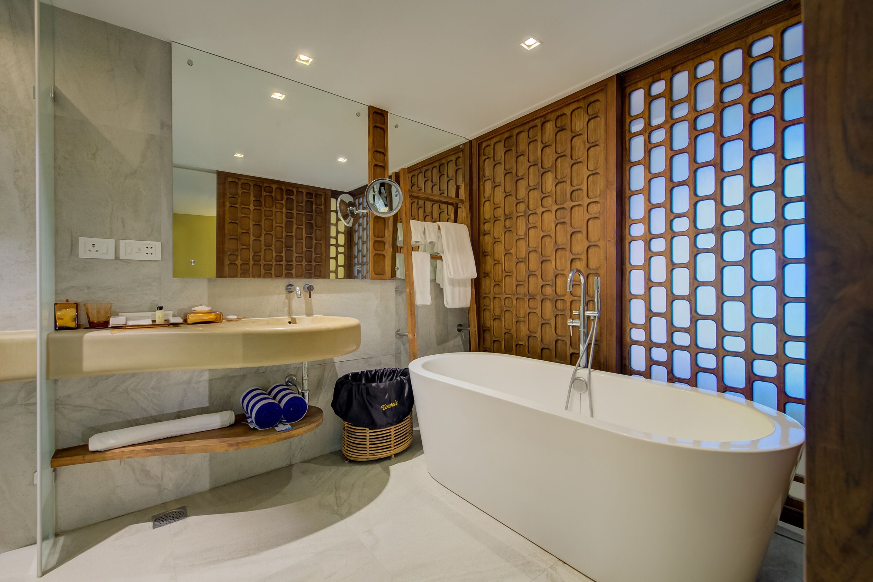 Chalet (Seaside) | Bathroom | Shower, rainfall showerhead, free toiletries, hair dryer