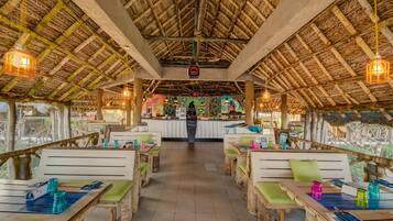 2 restaurants; breakfast, lunch, dinner, and brunch served