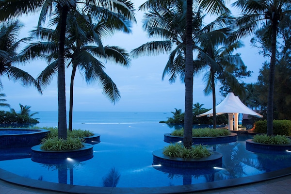Outdoor pool, pool umbrellas, sun loungers