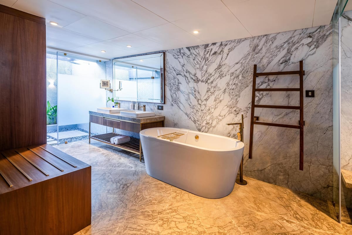 shower, rainfall showerhead, free toiletries, hair dryer