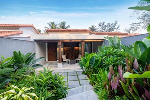 Premium bedding, Select Comfort beds, minibar, in-room safe - Radisson Blu Resort Temple Bay Mamallapuram (Tirukalukundram)