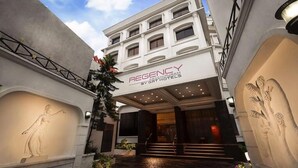Een hotelentree met een bord waarop staat: REGENCY KANCHIPURAM BY GRT HOTELS.