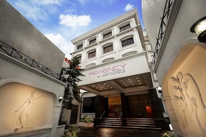 Ein Hotel Eingang mit einem Schild für 'REGENCY by ORTHOTELS'.
