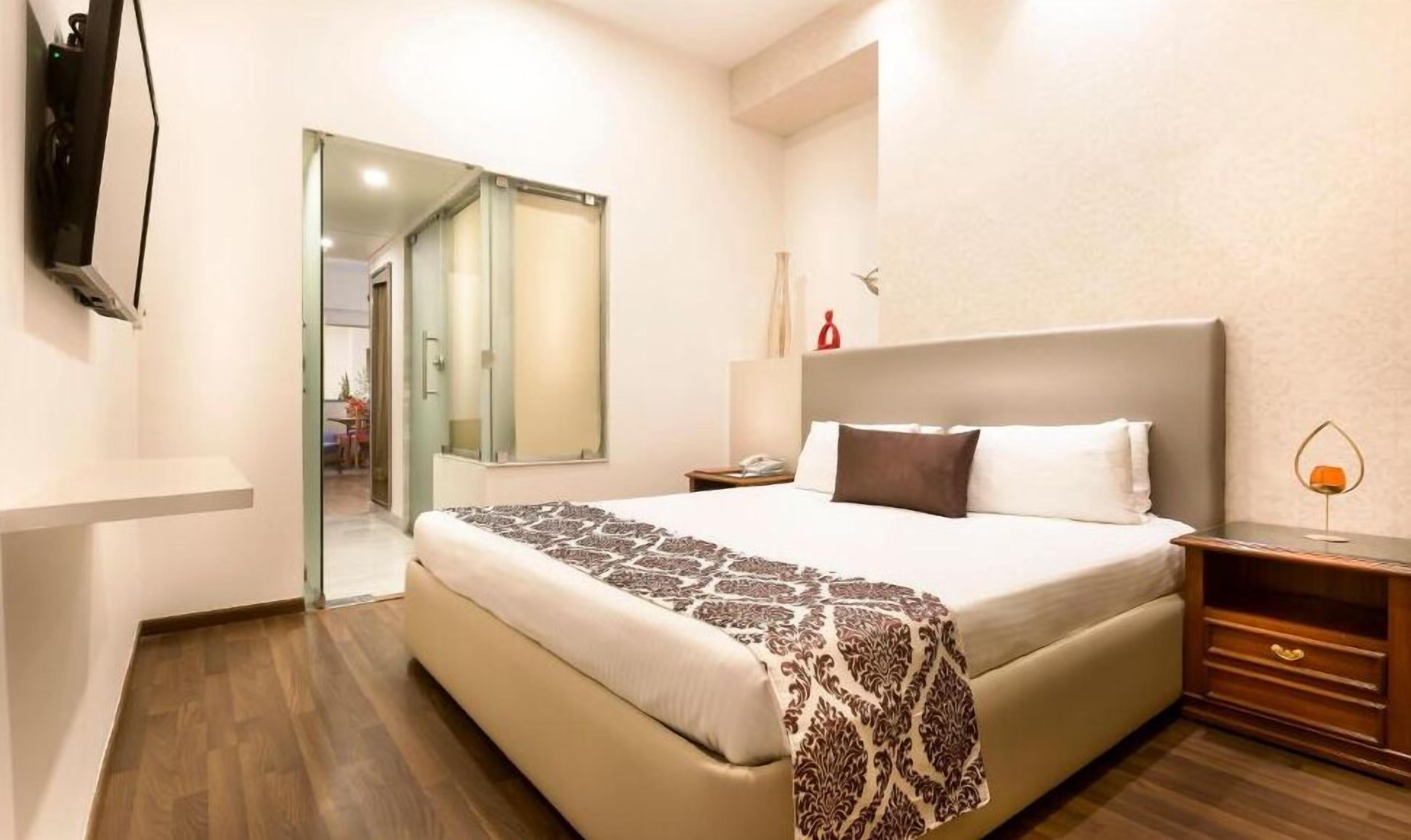 Minibar, in-room safe, iron/ironing board, free WiFi