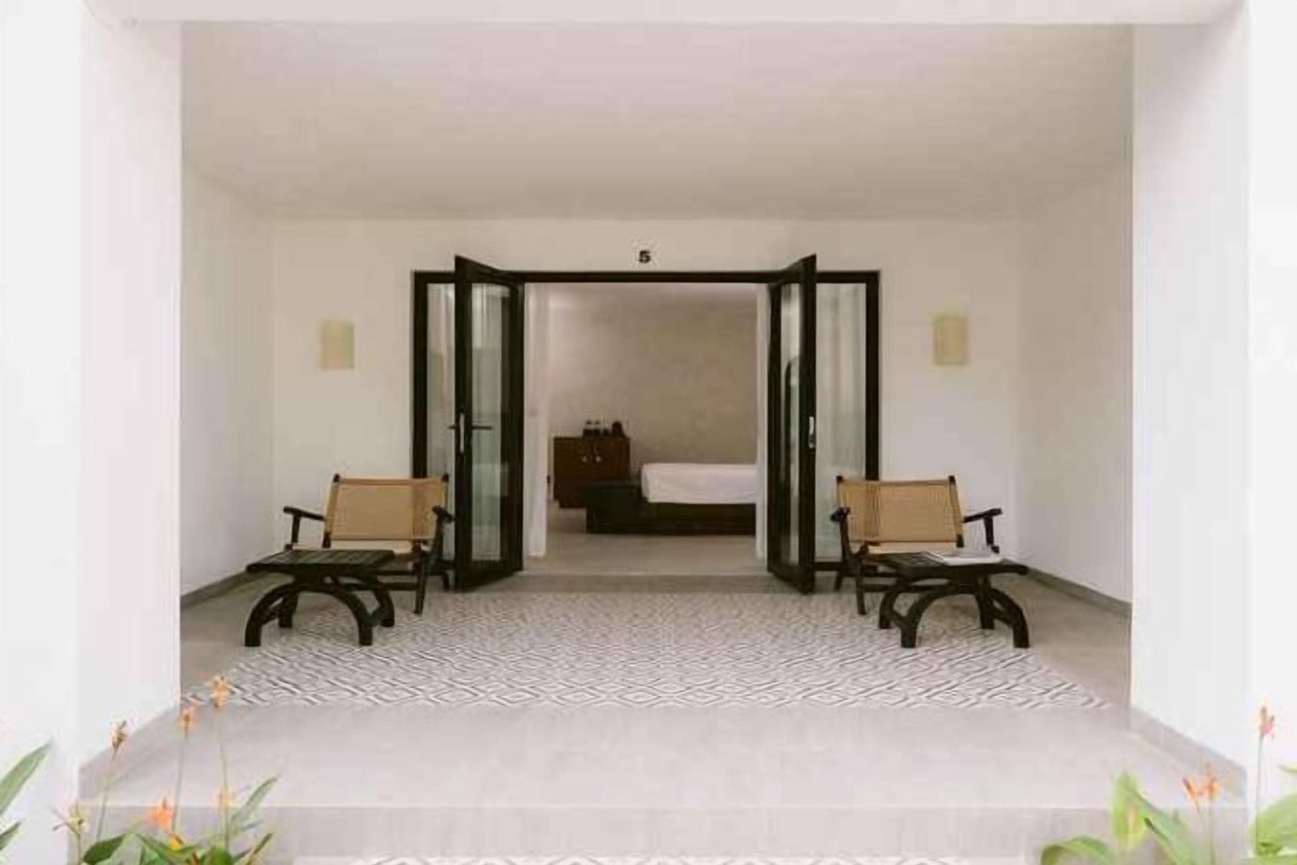 Minibaari, tallelokero huoneessa, työpöytä, silitysrauta/-lauta