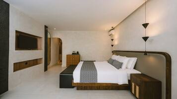 Deluxe Plus King Room | Minibar, caja fuerte, escritorio y tabla de planchar con plancha