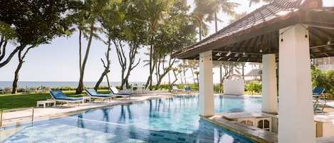 Piscine extérieure, chaises longues