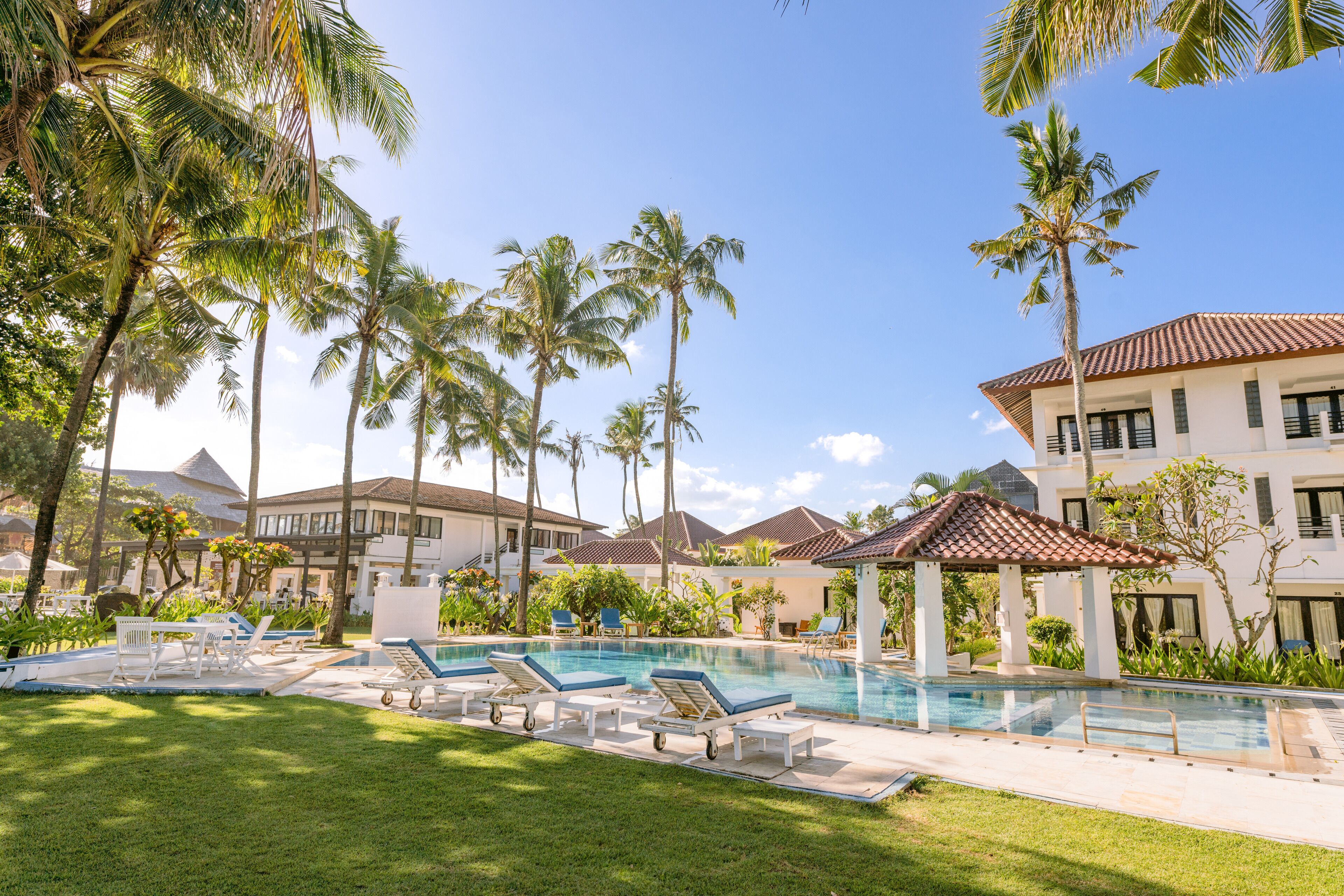 Outdoor pool, pool loungers