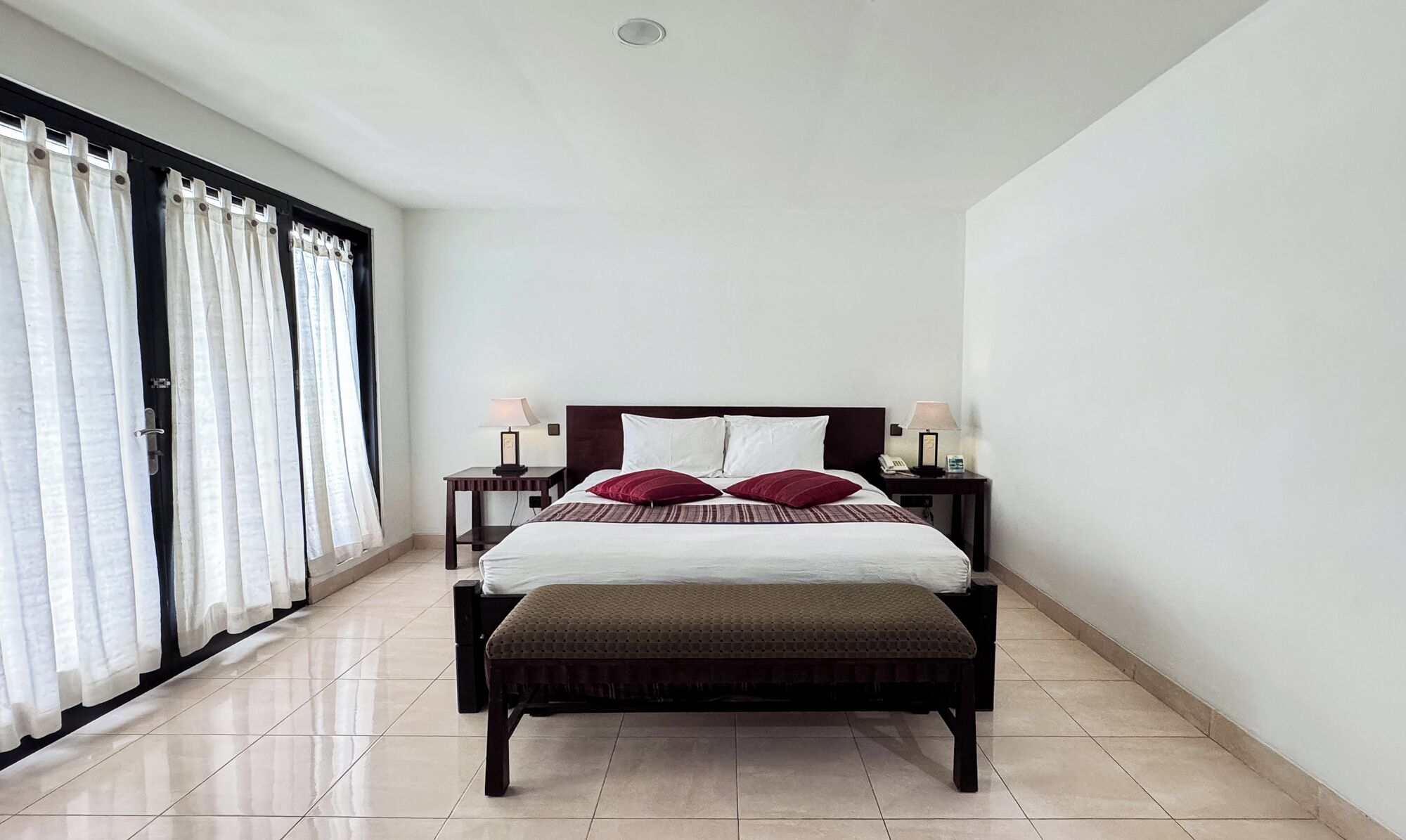 Beachfront Deluxe | Minibar, coffres-forts dans les chambres, bureau