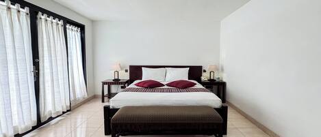 Beachfront Deluxe | Minibar, coffres-forts dans les chambres, bureau