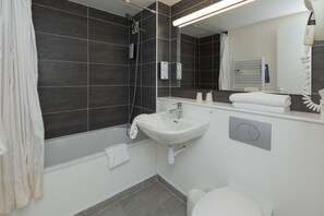 Eco-friendly toiletries, hair dryer, towels, soap - Kyriad Chantilly Sud - Luzarches (Chaumontel)