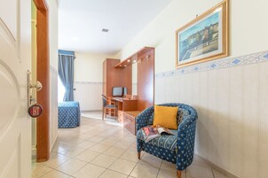 标准双人房或双床房 | 防过敏的被褥、客房内保险箱、办公桌、笔记本电脑工作区