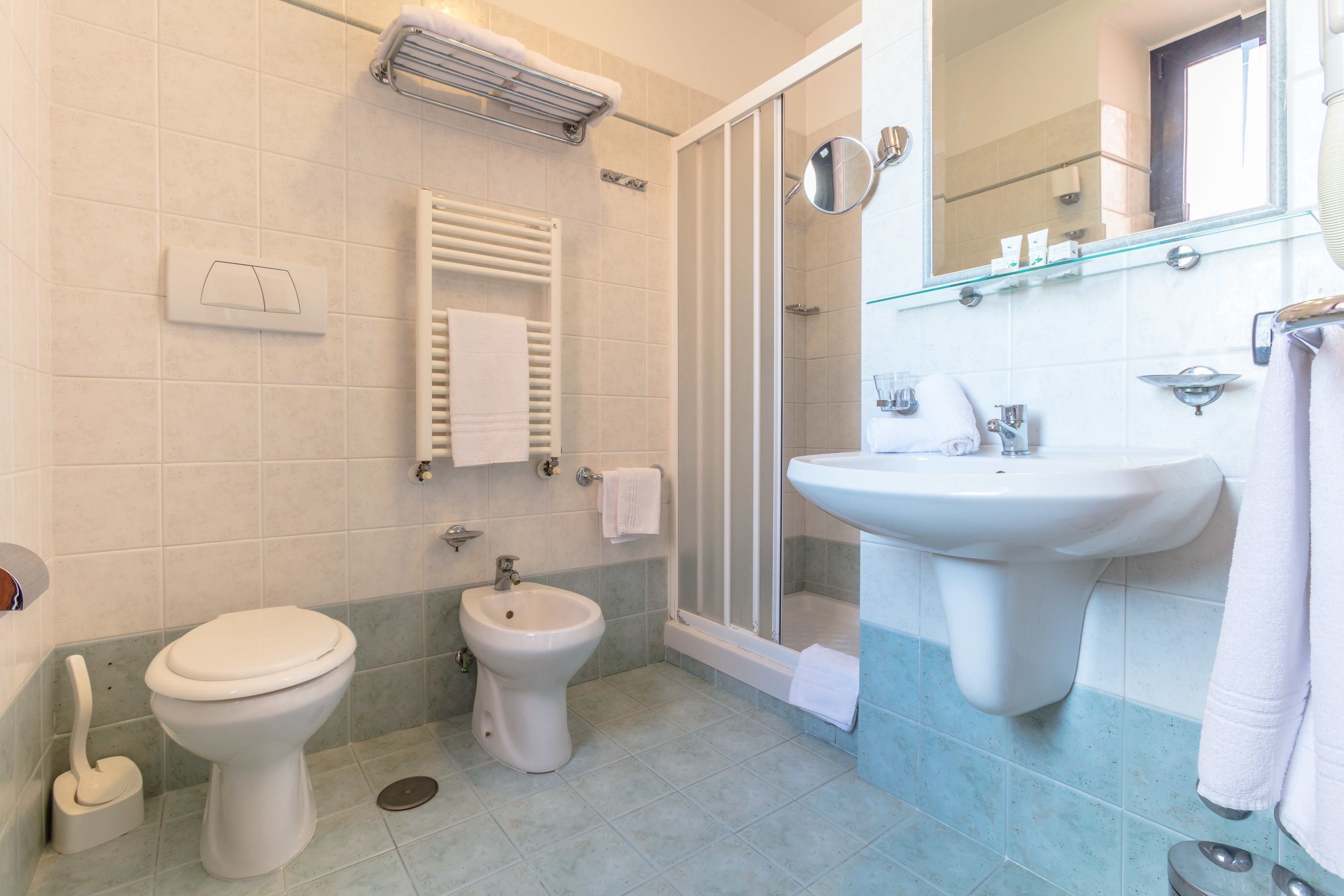 standard double or twin room | bathroom | shower, free toiletries, hair dryer, bathrobes