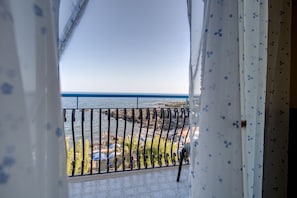 Habitación superior con 1 cama doble o 2 individuales, vistas al mar | Caja fuerte, escritorio, sistema de insonorización y wifi gratis