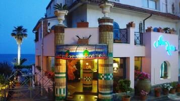 Fassade der Unterkunft – Abend/Nacht