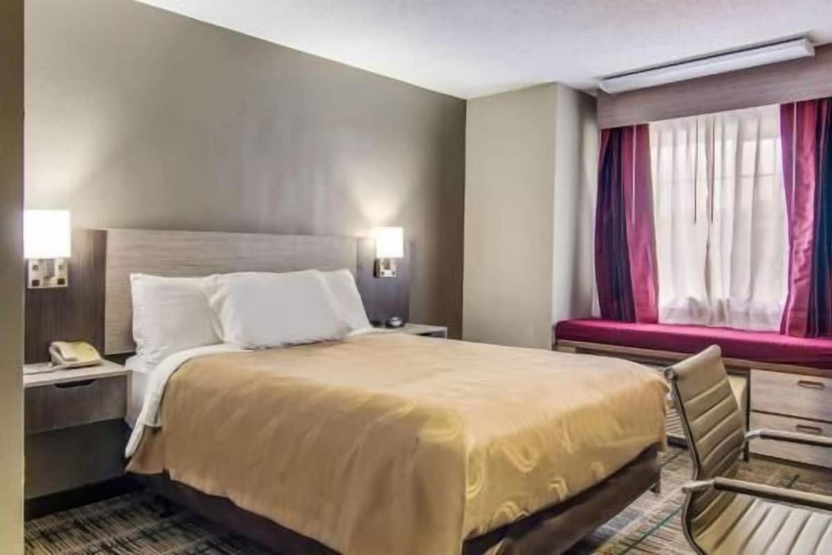 Camas con pillow-top, escritorio, cortinas blackout y insonorización