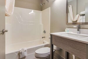 Ducha y bañera combinadas, secador de pelo, toallas y jabón