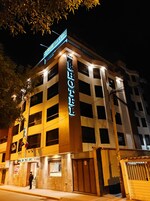 Fachada de la propiedad por la tarde o noche