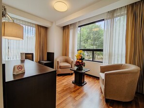 Junior Suite | Peralatan tempat tidur premium, gebar bulu kapas, peti besi dalam bilik 