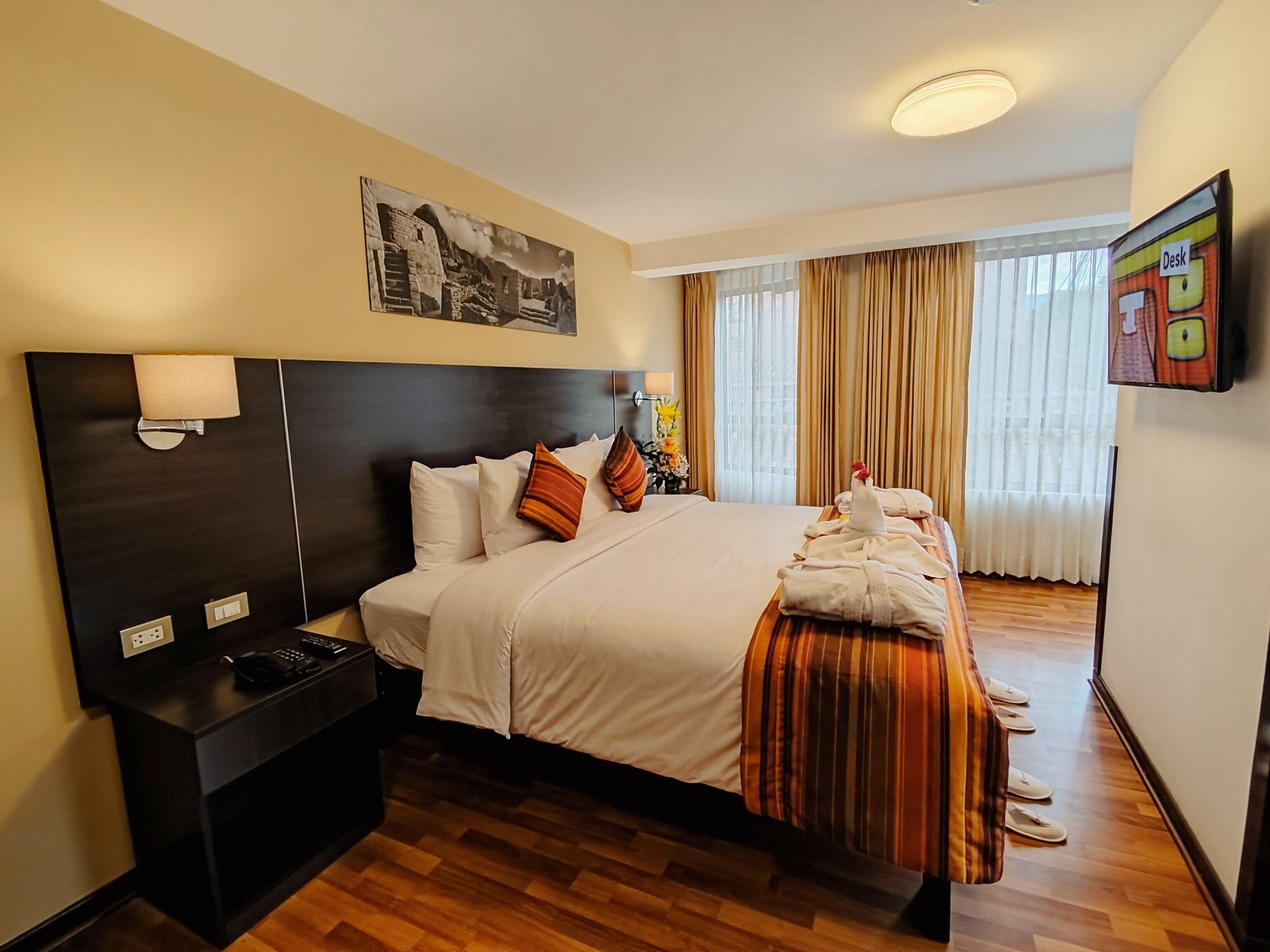 小型套房 | 高档床上用品、羽绒被、客房内保险箱、办公桌