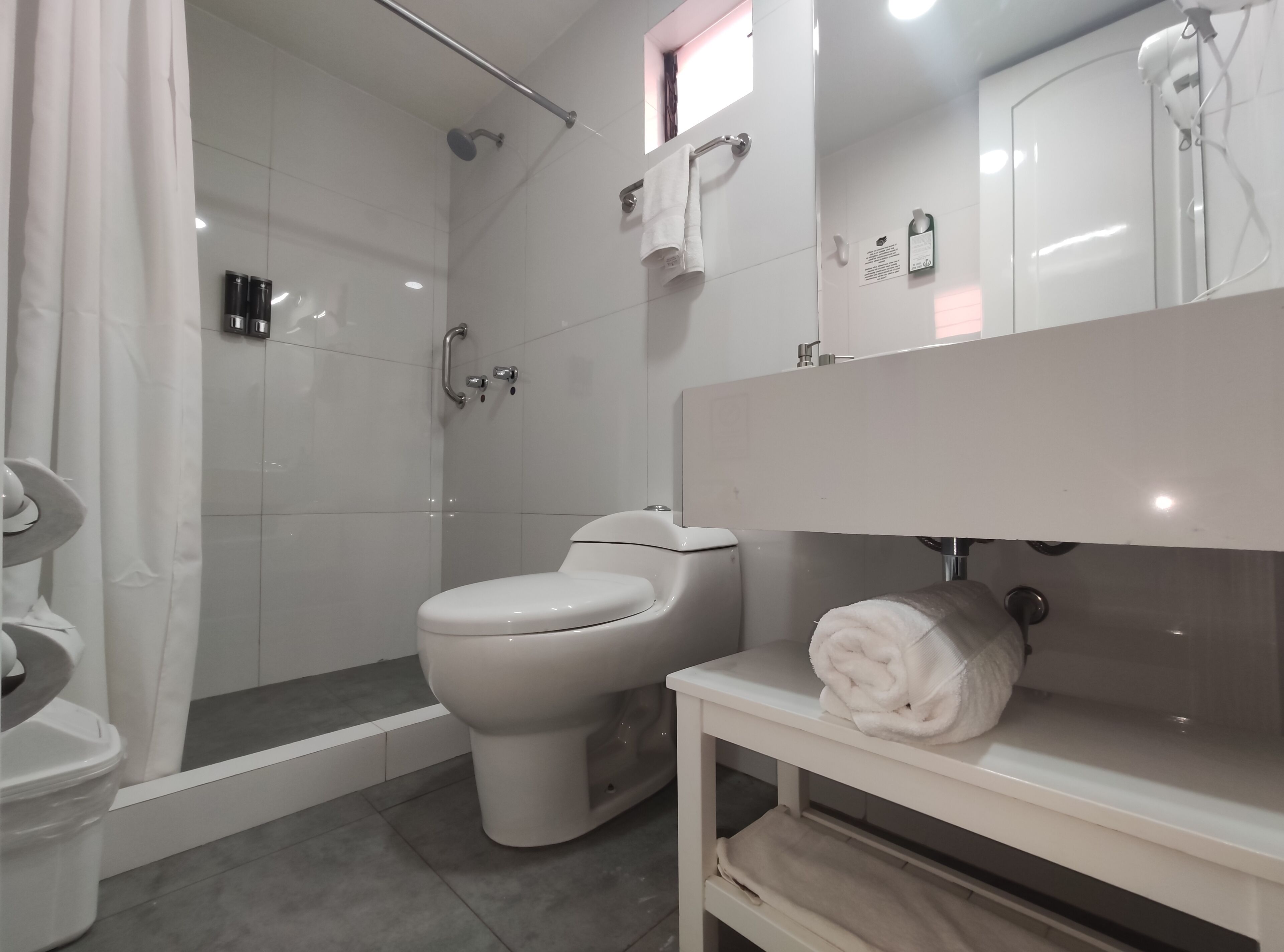 habitacion matrimonial estandar  | bathroom | separate bathtub and shower, rainfall showerhead, free toiletries